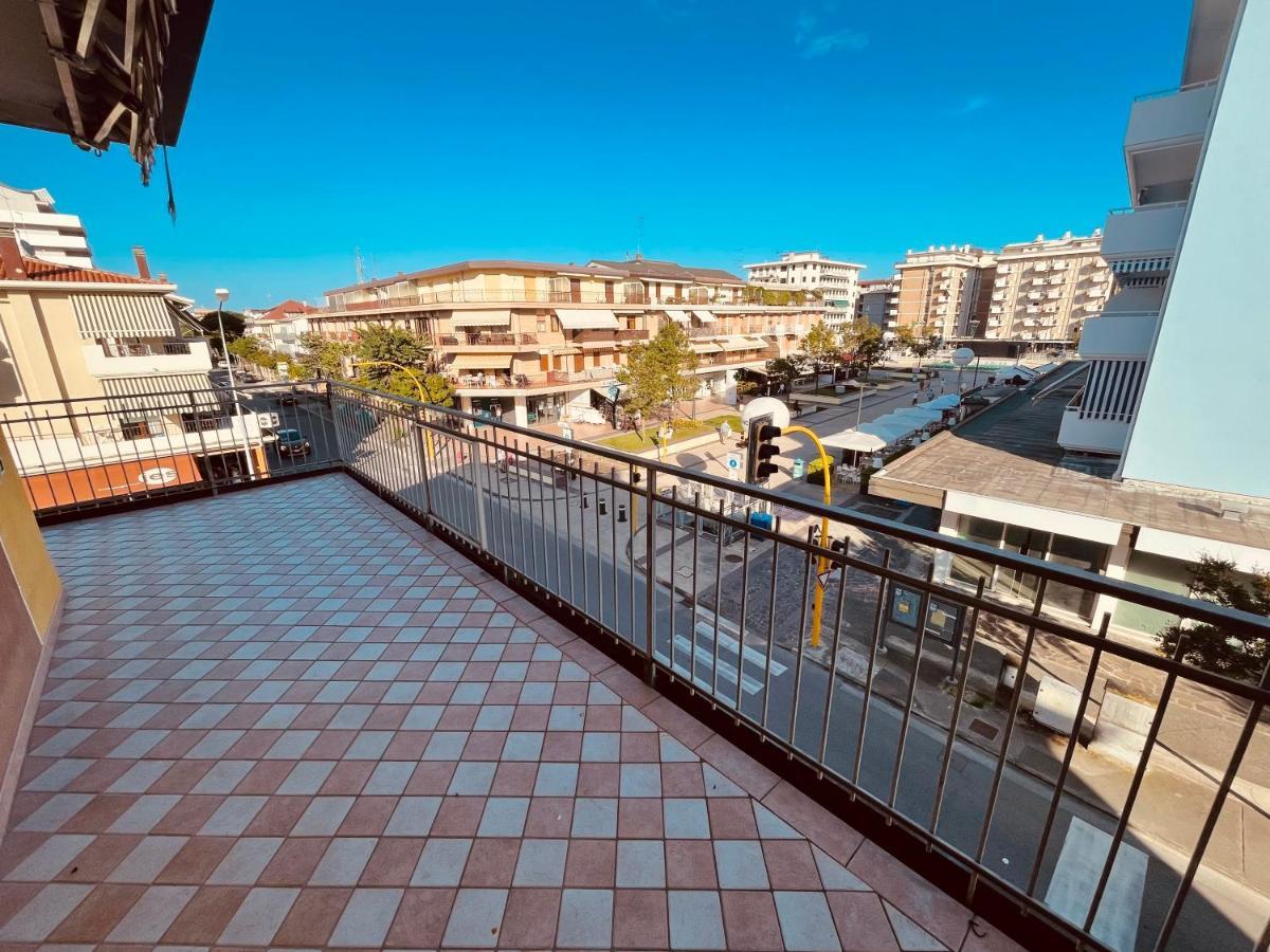 Family Apartment Piazza Milano - Jesolo Екстериор снимка